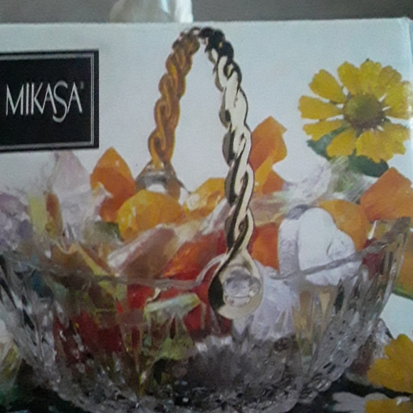 Vintage Mikasa mini handled crystal basket - Picture 7 of 8